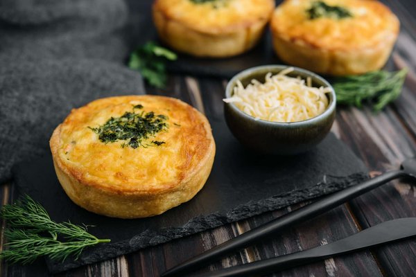 Comment réaliser une quiche aux poireaux et saumon fumé pour un repas équilibré?